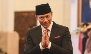 Ketua Umum Partai Demokrat Agus Harimurti Yudhoyono (AHY) dilantik sebagai Menteri ATR/BPN oleh Presiden Joko Widodo (Jokowi) di Istana Negara, Jakarta, Rabu (21/2). (ANTARA FOTO/Hafidz Mubarak A)