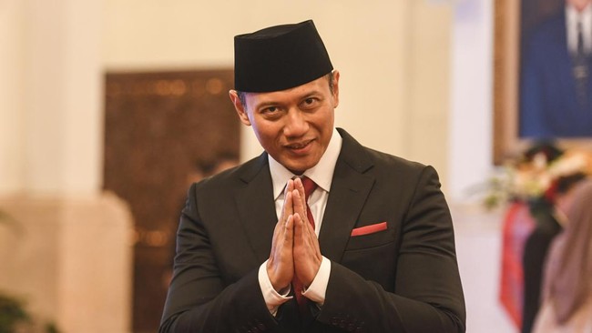 Ketua Umum Partai Demokrat Agus Harimurti Yudhoyono (AHY) dilantik sebagai Menteri ATR/BPN oleh Presiden Joko Widodo (Jokowi) di Istana Negara, Jakarta, Rabu (21/2). (ANTARA FOTO/Hafidz Mubarak A)