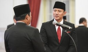 Agus Harimurti Yudhoyono (AHY) resmi dilantik jadi Menteri ATR/BPN oleh Presiden Jokowi, Rabu (21/2). (ANTARA FOTO/Hafidz Mubarak A)