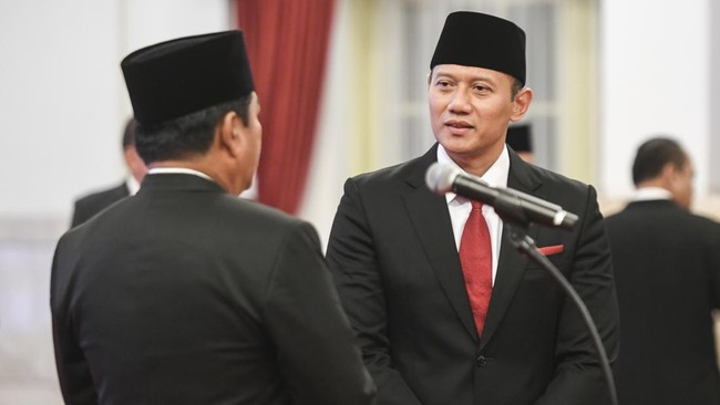 Agus Harimurti Yudhoyono (AHY) resmi dilantik jadi Menteri ATR/BPN oleh Presiden Jokowi, Rabu (21/2). (ANTARA FOTO/Hafidz Mubarak A)