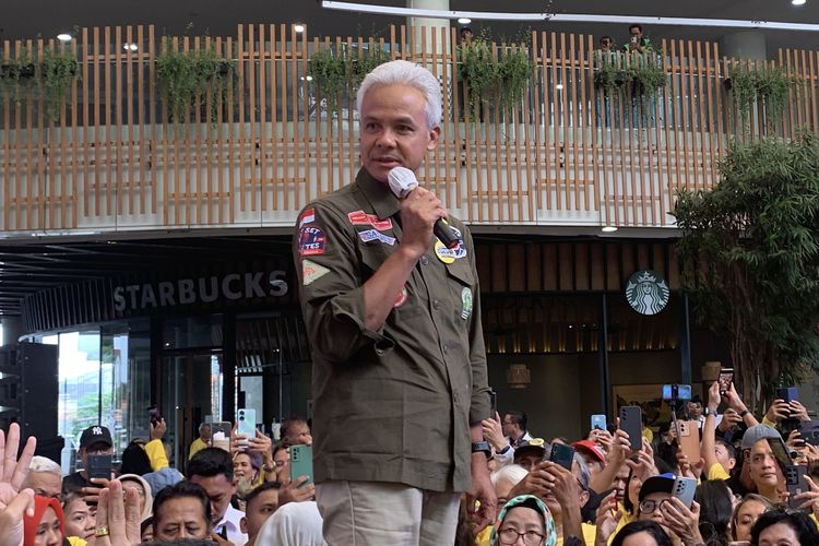 Calon presiden nomor urut 3, Ganjar Pranowo saat berorasi dalam acara Alumni UI Bersama Ganjar-Mahfud di Fatmawati, Jakarta Selatan, Sabtu (3/2/2024). (KOMPAS.com/FIRDA JANATI)