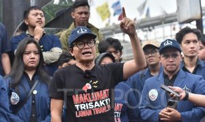 Direktur Eksekutif Amnesty International Indonesia, Usman Hamid bersama Badan Eksekutif Mahasiswa (BEM) Universitas Trisakti saat pembacaan 'Maklumat Trisakti Lawan Tirani' di Tugu Reformasi 12 Mei, Jakarta, Jumat, 9 Febuari 2024. Para civitas academica yang terdiri dari guru besar, pengajar, mahasiswa, karyawan dan alumni Universitas Trisakti yang memegang teguh nilai-nilai etik kebangsaan, demokrasi, dan hak asasi manusia, kekhawatiran atas matinya Reformasi dan lahirnya tirani sepakat mengeluarkan maklumat. (TEMPO/Joseph)