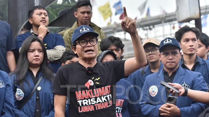 Direktur Eksekutif Amnesty International Indonesia, Usman Hamid bersama Badan Eksekutif Mahasiswa (BEM) Universitas Trisakti saat pembacaan 'Maklumat Trisakti Lawan Tirani' di Tugu Reformasi 12 Mei, Jakarta, Jumat, 9 Febuari 2024. Para civitas academica yang terdiri dari guru besar, pengajar, mahasiswa, karyawan dan alumni Universitas Trisakti yang memegang teguh nilai-nilai etik kebangsaan, demokrasi, dan hak asasi manusia, kekhawatiran atas matinya Reformasi dan lahirnya tirani sepakat mengeluarkan maklumat. (TEMPO/Joseph)
