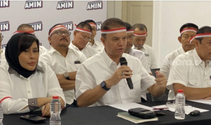 Kapten Timnas AMIN, Marsekal Madya TNI (Purn) Muhammad Syaugi Alaydrus (tengah) saat konferensi pers di Rumah Pemenangan Amin, Jalan Diponegoro 10, Menteng, Jakarta Pusat, Kamis (8/2/2024). (Suara.com/Faqih)