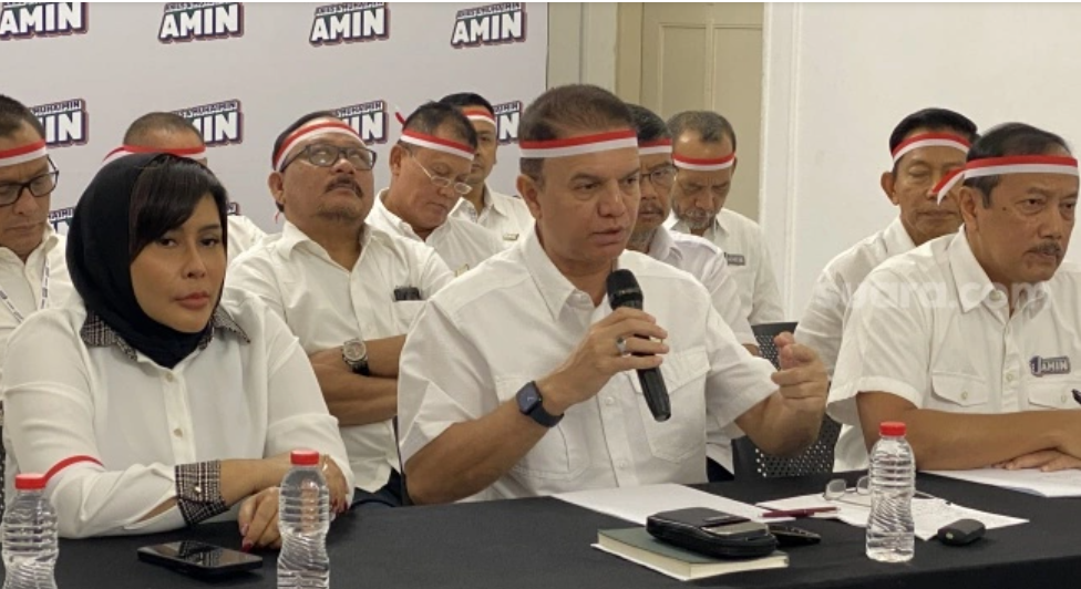Kapten Timnas AMIN, Marsekal Madya TNI (Purn) Muhammad Syaugi Alaydrus (tengah) saat konferensi pers di Rumah Pemenangan Amin, Jalan Diponegoro 10, Menteng, Jakarta Pusat, Kamis (8/2/2024). (Suara.com/Faqih)