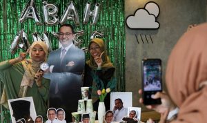 Capres nomor urut 1 Anies Baswedan makin menuai perhatian warga TikTok. (REUTERS/AJENG DINAR ULFIANA)