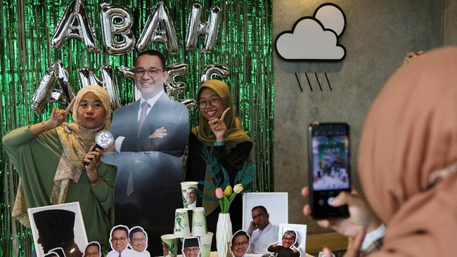 Capres nomor urut 1 Anies Baswedan makin menuai perhatian warga TikTok. (REUTERS/AJENG DINAR ULFIANA)
