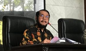 Anwar Usman yang dipecat dari jabatan Ketua MK konferensi pers di Gedung MK, Jakarta Pusat, Rabu, 8 November. (VOI/Diah)