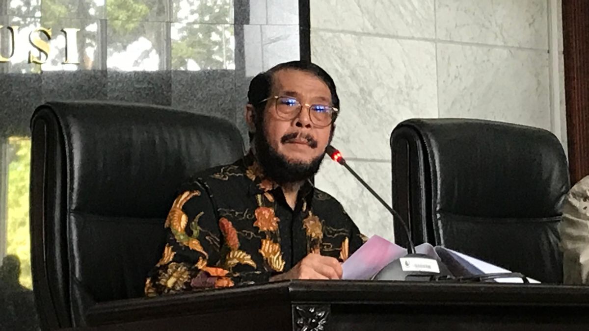 Anwar Usman yang dipecat dari jabatan Ketua MK konferensi pers di Gedung MK, Jakarta Pusat, Rabu, 8 November. (VOI/Diah)