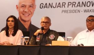 Politikus PDI-P Aria Bima (tengah) saat berbicara dalam konferensi pers di Media Center TPN Ganjar-Mahfud, Jalan Cemara, Jakarta Pusat, Selasa (30/1/2024).(KOMPAS.com/NICHOLAS RYAN ADITYA)
