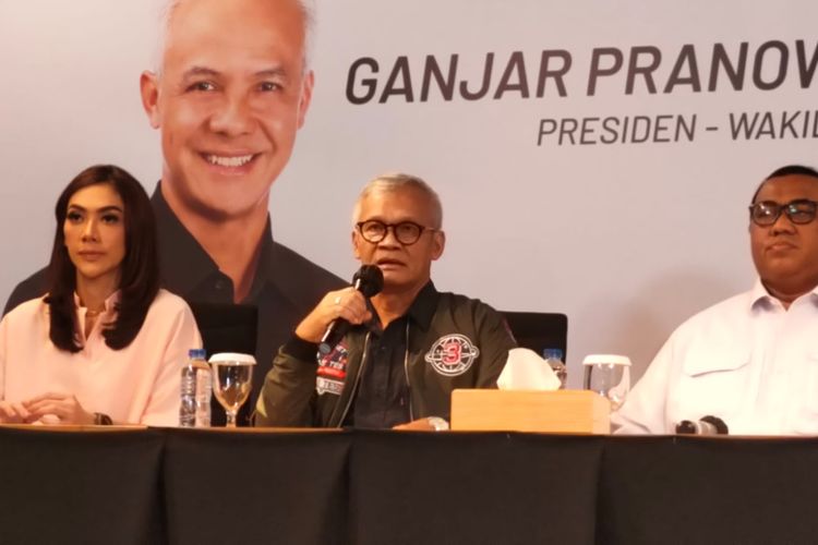Politikus PDI-P Aria Bima (tengah) saat berbicara dalam konferensi pers di Media Center TPN Ganjar-Mahfud, Jalan Cemara, Jakarta Pusat, Selasa (30/1/2024).(KOMPAS.com/NICHOLAS RYAN ADITYA)