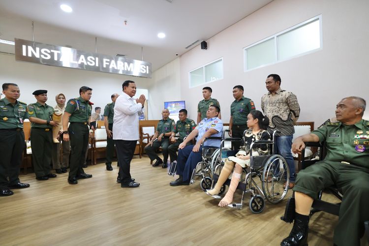 Menteri Pertahanan Prabowo Subianto (baju putih) saat meresmikan Rumah Sakit Pusat Pertahanan Negara (RS PPN) Panglima Besar Soedirman, Jakarta Selatan, Senin (19/2/2024).(Tim Media Prabowo)