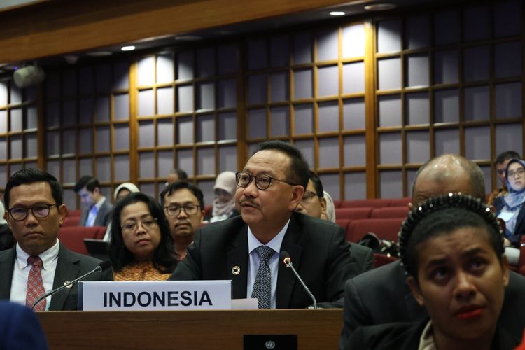 Kepala Otorita Ibu Kota Nusantara (IKN) Bambang Susantono merilis evaluasi sukarela tingkat lokal atau voluntary local review (VLR) dari Tujuan Pembangunan Berkelanjutan atau Sustainable Development Goals (SDGs) Nusantara, di Bangkok, Kamis (22/02/2024). (Dok. OIKN)