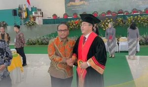 Pj Wali Kota Padangsidimpuan Letnan Dalimunthe foto bersama dengan Brigjen Pol (Purn) Prof Dr Hoiruddin Hasibuan SH, MHum usai dikukuhkan sebagai Guru Besar Unissula Semarang, baru-baru ini. Foto : BP/Ist