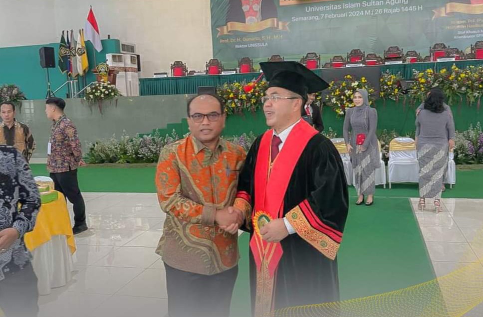 Pj Wali Kota Padangsidimpuan Letnan Dalimunthe foto bersama dengan Brigjen Pol (Purn) Prof Dr Hoiruddin Hasibuan SH, MHum usai dikukuhkan sebagai Guru Besar Unissula Semarang, baru-baru ini. Foto : BP/Ist