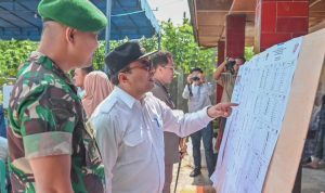 Pj Wali Kota Padangsidimpuan Letnan Dalimunthe saat monitoring Pemilu 2024 di sejumlah TPS Padangsidimpuan, Rabu (14/2-24). Foto : BP/Ist