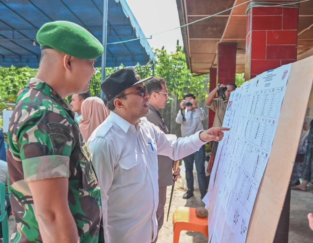 Pj Wali Kota Padangsidimpuan Letnan Dalimunthe saat monitoring Pemilu 2024 di sejumlah TPS Padangsidimpuan, Rabu (14/2-24). Foto : BP/Ist