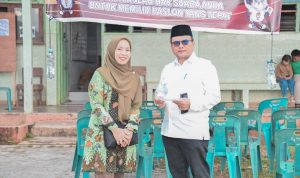 Pj Wali Kota Padangsidimpuan Letnan Dalimunthe dan istri saat memasuki area TPS 08 di Kelurahan Tano Bato untuk mempergunakan hak pilihnya pada Pemilu Serentak 2024, Rabu (14/2-24). Foto : BP/Ist