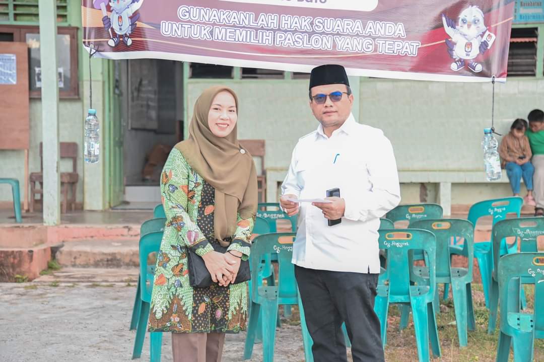 Pj Wali Kota Padangsidimpuan Letnan Dalimunthe dan istri saat memasuki area TPS 08 di Kelurahan Tano Bato untuk mempergunakan hak pilihnya pada Pemilu Serentak 2024, Rabu (14/2-24). Foto : BP/Ist