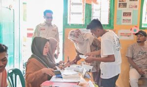 Plt Sekdako Padangsidimpuan Roni Gunawan Rambe dan Istri saat mendaftar kehadiran untuk pergunakan hak pilihnya di TPS 26 Aek Tampang, Rabu (14/2-24). Foto : BP/Ist