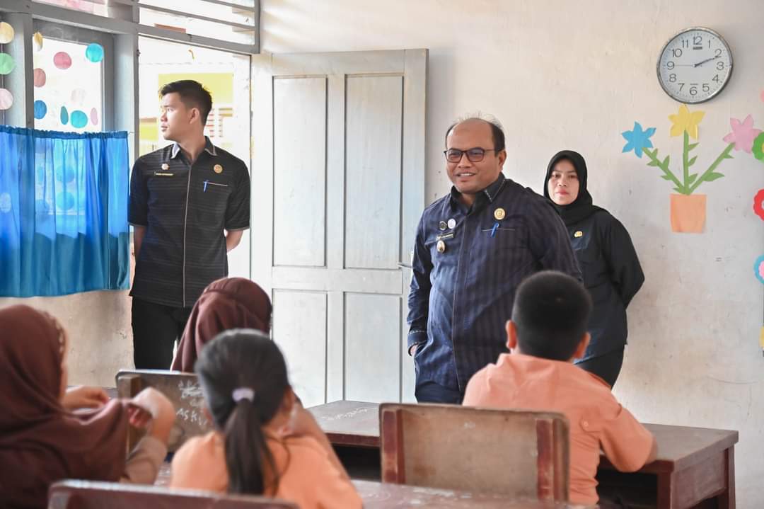 Pj Wali Kota Padangsidimpuan Letnan Dalimunthe lakukan Sidak di SDN 200503 Pijorkoling Kota Padangsidimpuan, Jum'at (15/2-24). Foto : BP/Ist