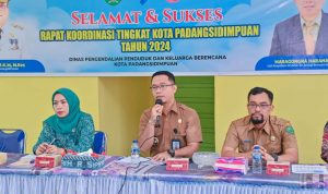 Plt Sekdako Padangsidimpuan mewakili Pj Wali Kota saat membuka Rakor TPPS di Aula Dinas PPKB Kota Padangsidimpuan, Selasa (20/2-24). Foto : BP/Ist