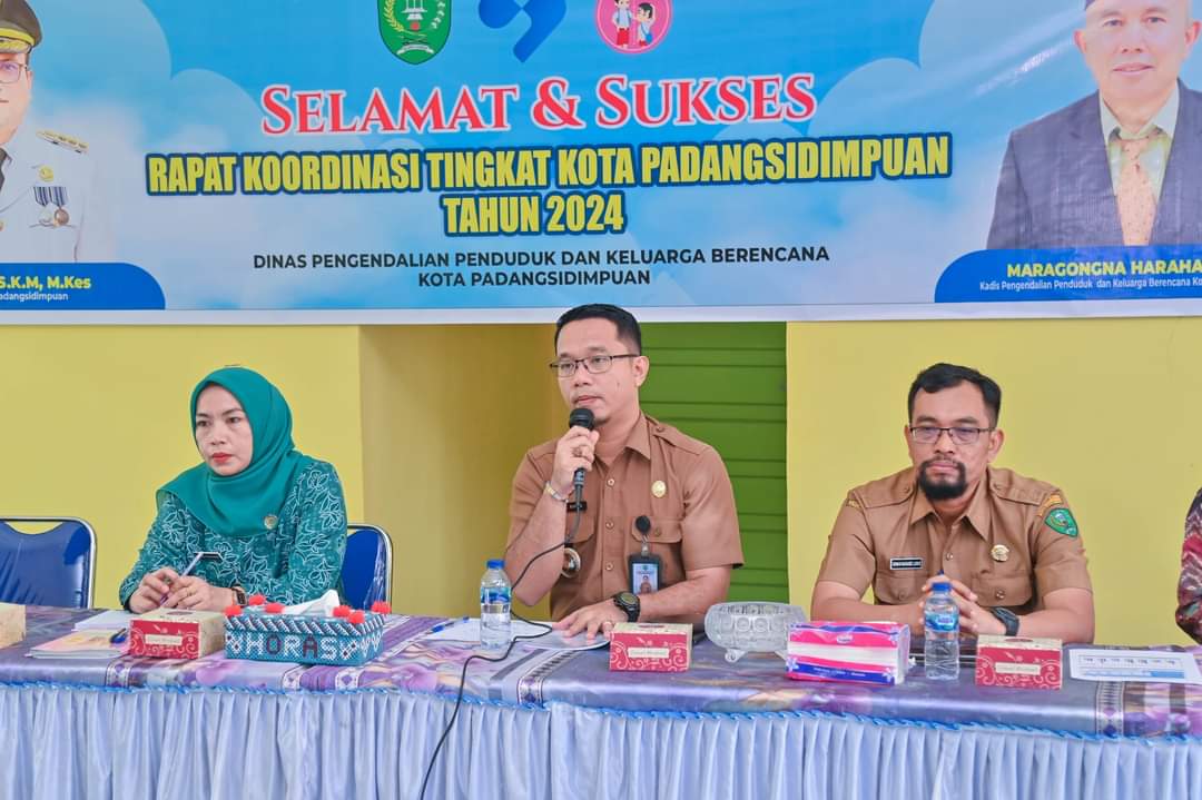 Plt Sekdako Padangsidimpuan mewakili Pj Wali Kota saat membuka Rakor TPPS di Aula Dinas PPKB Kota Padangsidimpuan, Selasa (20/2-24). Foto : BP/Ist