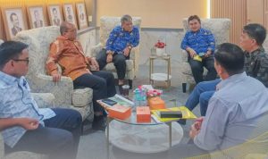 Pj Wali Kota Padangsidimpuan Letnan Dalimunthe bincabg-bincang dengan Kepala Bapelitbangda Sumut disela acara Konsultasi Publik Ranwal RPJPD 2025-2045 Pemko Padangsidimpuan di Medan, Senin (19/2-24). Foto : BP/Ist