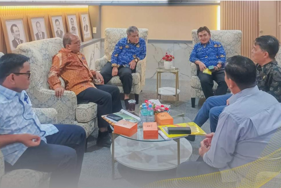 Pj Wali Kota Padangsidimpuan Letnan Dalimunthe bincabg-bincang dengan Kepala Bapelitbangda Sumut disela acara Konsultasi Publik Ranwal RPJPD 2025-2045 Pemko Padangsidimpuan di Medan, Senin (19/2-24). Foto : BP/Ist