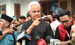 Calon presiden nomor urut 3 Ganjar Pranowo ditemui di Rumah Aspirasi Relawan Ganjar-Mahfud, Jalan Diponegoro, Menteng, Jakarta Pusat, Jumat (23/2/2024). (KOMPAS.com/NICHOLAS RYAN ADITYA)