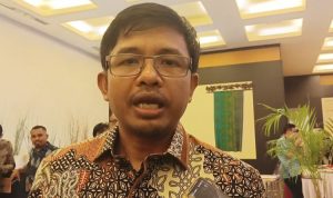 Komisioner Komisi Pemilihan Umum (KPU) Idham Holik dalam acara Rapat Koordinasi Nasional (Rakornas) Pencegahan dan Persiapan Pengawasan Pencalonan Presiden dan Wakil Presiden Serta Penetapan Daftar Calon Tetap Dalam Pemilu yang digelar di Hotel Aston, Denpasar, Bali, Rabu (27/9/2023). (KOMPAS.com/Dian Erika )