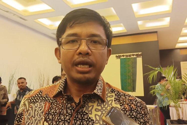 Komisioner Komisi Pemilihan Umum (KPU) Idham Holik dalam acara Rapat Koordinasi Nasional (Rakornas) Pencegahan dan Persiapan Pengawasan Pencalonan Presiden dan Wakil Presiden Serta Penetapan Daftar Calon Tetap Dalam Pemilu yang digelar di Hotel Aston, Denpasar, Bali, Rabu (27/9/2023). (KOMPAS.com/Dian Erika )