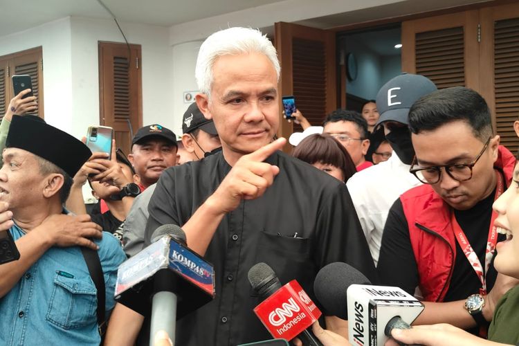 Calon presiden nomor urut 3 Ganjar Pranowo ditemui di Rumah Aspirasi Relawan Ganjar-Mahfud, Jalan Diponegoro, Menteng, Jakarta Pusat, Jumat (23/2/2024). (KOMPAS.com/NICHOLAS RYAN ADITYA)