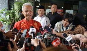 Calon presiden nomor urut 3 Ganjar Pranowo memberikan keterangan usai menghadiri pertemuan dengan koalisi pasangan Ganjar-Mahfud di High End, Menteng, Jakarta, Kamis, 15 Februari 2024. Pertemuan tersebut membahas tentang Pemilu 2024 seperti persoalan dugaan kecurangan dan akan menunggu hasil perhitungan resmi dari KPU RI. (TEMPO/ Febri Angga Palguna)