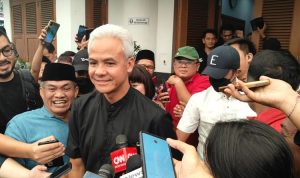 Calon presiden nomor urut 3 Ganjar Pranowo ditemui di Rumah Aspirasi Relawan Ganjar-Mahfud, Jalan Diponegoro, Menteng, Jakarta Pusat, Jumat (23/2/2024).(KOMPAS.com/NICHOLAS RYAN ADITYA)