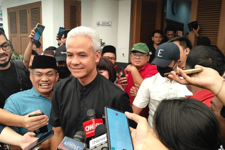 Calon presiden nomor urut 3 Ganjar Pranowo ditemui di Rumah Aspirasi Relawan Ganjar-Mahfud, Jalan Diponegoro, Menteng, Jakarta Pusat, Jumat (23/2/2024).(KOMPAS.com/NICHOLAS RYAN ADITYA)