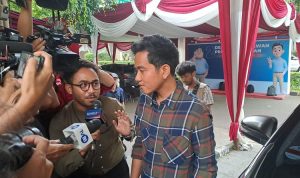 Cawapres nomor urut 2 Gibran Rakabuming Raka di rumah Prabowo Subianto, Jalan Kertanegara, Jakarta Selatan, Jumat (23/2/2024). (KOMPAS.com/ADHYASTA DIRGANTARA)