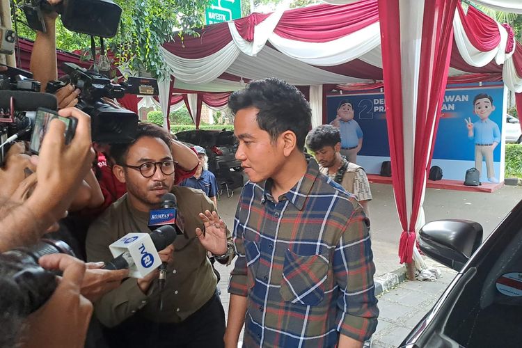 Cawapres nomor urut 2 Gibran Rakabuming Raka di rumah Prabowo Subianto, Jalan Kertanegara, Jakarta Selatan, Jumat (23/2/2024). (KOMPAS.com/ADHYASTA DIRGANTARA)