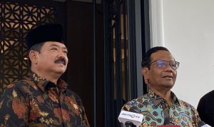 Menteri Koordinator Bidang Politik, Hukum, dan Keamanan Hadi Tjahjanto mengaku dititipi tiga hal dari menko polhulkam sebelum dirinya, Mahfud MD. Pesan itu tersampaikan saat Hadi mengunjungi kediaman Mahfud di kawasan Kuningan, Jakarta Selatan, Kamis (22/2/2024). (KOMPAS.com/NIRMALA MAULANA A)