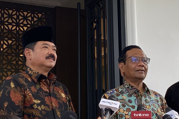 Menteri Koordinator Bidang Politik, Hukum, dan Keamanan Hadi Tjahjanto mengaku dititipi tiga hal dari menko polhulkam sebelum dirinya, Mahfud MD. Pesan itu tersampaikan saat Hadi mengunjungi kediaman Mahfud di kawasan Kuningan, Jakarta Selatan, Kamis (22/2/2024). (KOMPAS.com/NIRMALA MAULANA A)