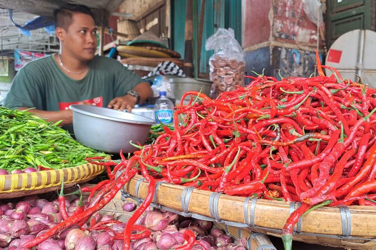 Salah satu pedagang cabai di Pasar Wage Purwokerto, Kabupaten Banyumas, Jawa Tengah, Senin (19/2/2024). (Dok. Istimewa)