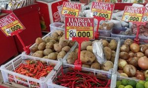 Penjual cabai di pasar modern di Ngaliyan, Kota Semarang, Jawa Tengah.