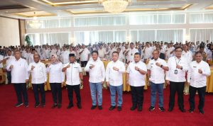 Bupati Tapsel Dolly Pasaribu foto bersama dengan Pj Gubsu Hassanudin dan Kepala Daerah Zona Pantai Barat Sumut di Gunung Tua, Rabu (31/1-24). Foto : BP/Ist