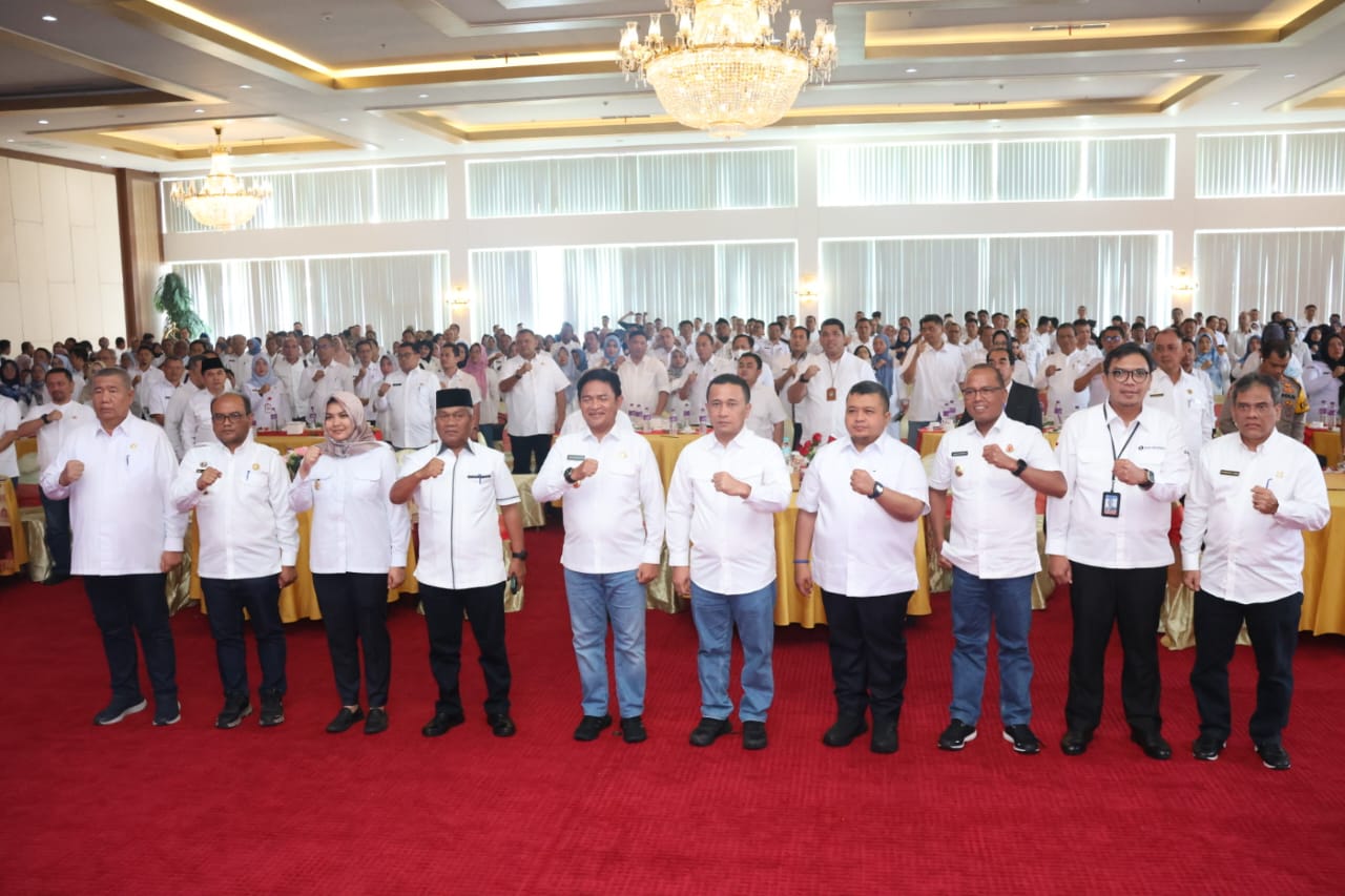 Bupati Tapsel Dolly Pasaribu foto bersama dengan Pj Gubsu Hassanudin dan Kepala Daerah Zona Pantai Barat Sumut di Gunung Tua, Rabu (31/1-24). Foto : BP/Ist