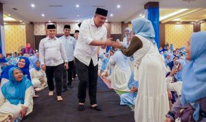 Wali Kota Medan Bobby Nasution saat silaturahmi dengan ibu pengajian. BP/erwan
