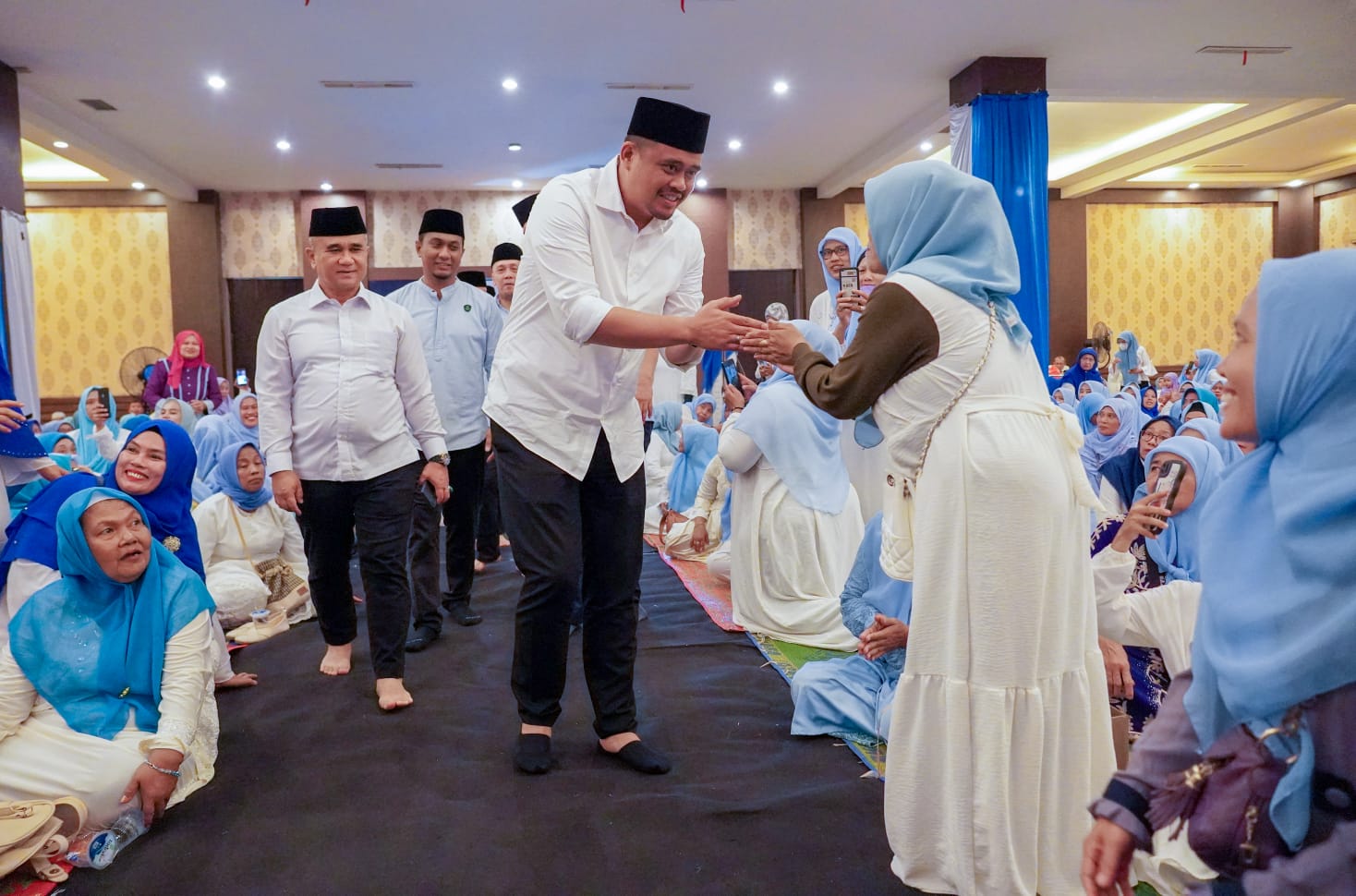 Wali Kota Medan Bobby Nasution saat silaturahmi dengan ibu pengajian. BP/erwan