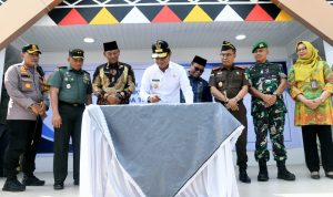 Pj Gubernur Sumut Hasanuddin saat menandatangani Batu Prasasti tanda peresmian Alun-alun Kota P. Sidimpuan, Kamis (1/2-24). Foto : BP/Ist