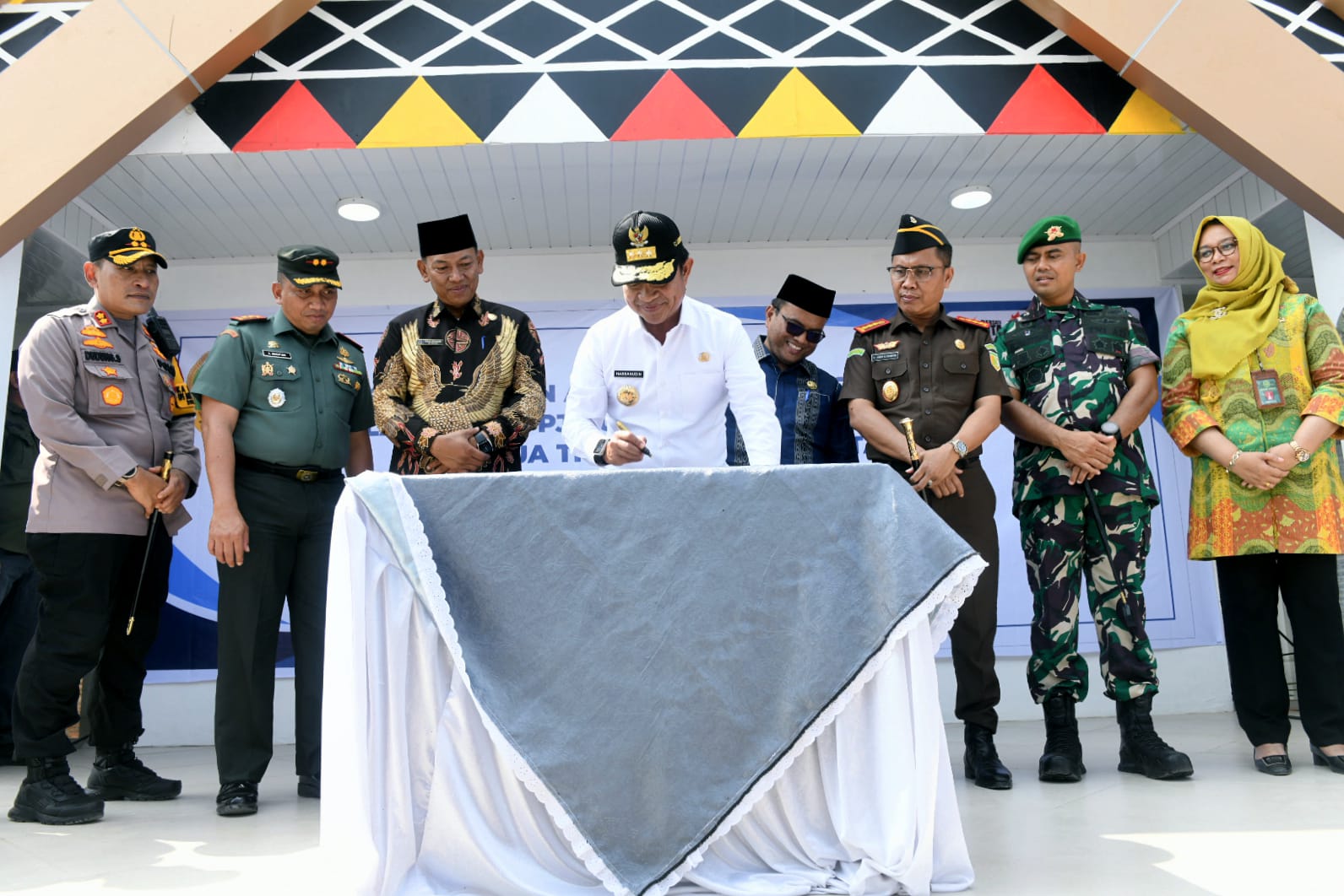 Pj Gubernur Sumut Hasanuddin saat menandatangani Batu Prasasti tanda peresmian Alun-alun Kota P. Sidimpuan, Kamis (1/2-24). Foto : BP/Ist
