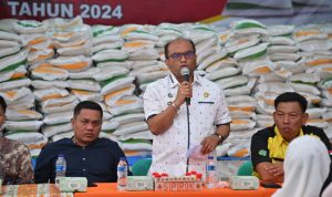 Pj Wali Kota Padangsidimpuan Letnan Dalimunthe saat memberi bantuan CBP kepada KPM, di Gedung Adam Malik, Jum'at (2/2-24). Foto : BP/Ist
