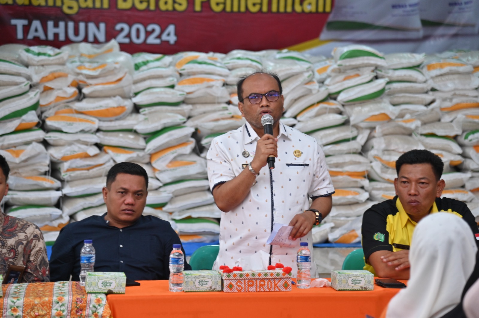 Pj Wali Kota Padangsidimpuan Letnan Dalimunthe saat memberi bantuan CBP kepada KPM, di Gedung Adam Malik, Jum'at (2/2-24). Foto : BP/Ist